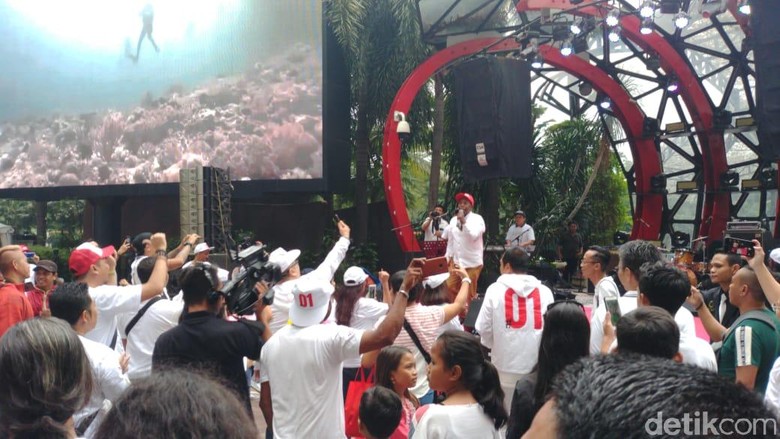 Artis-artis Adakan Konser Putih, Nobatkan Jokowi sebagai Presiden Musisi Artis-artis Adakan Konser Putih, Nobatkan Jokowi sebagai Presiden Musisi