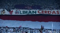Pendukung Prabowo-Sandiaga juga membentangkan bendera merah putih raksasa di tribun Stadion GBK. Rengga Sancaya/detikcom.