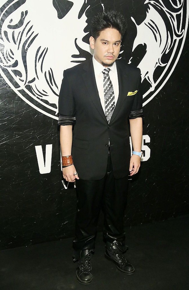 Ingar-bingar pesta bersama selebriti kondang menjadi bagian dari kehidupan Pengeran Azim, putra Sultan Hassanal Bolkiah dari Brunei. Kala berpesta, ia pun mencuri perhatian dengan gaya yang eksentrik. Seperti ketika sang Pangeran menghadiri pesta peluncuran koleksi terbaru Versus Versace di New York City pada 2013. Jas hitam dengan padanan celana panjang kulit dan jam tangan biru menjadi andalannya.  Foto: dok. Getty Images