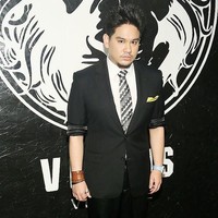 Ingar-bingar pesta bersama selebriti kondang menjadi bagian dari kehidupan Pengeran Azim, putra Sultan Hassanal Bolkiah dari Brunei. Kala berpesta, ia pun mencuri perhatian dengan gaya yang eksentrik. Seperti ketika sang Pangeran menghadiri pesta peluncuran koleksi terbaru Versus Versace di New York City pada 2013. Jas hitam dengan padanan celana panjang kulit dan jam tangan biru menjadi andalannya.  Foto: dok. Getty Images