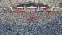 Kampanye akbar Prabowo-Sandi digelar di GBK sejak subuh hari tadi. Acara dimulai dengan salat subuh berjemaah pada pukul 04.00 WIB, lalu diakhiri dengan pidato Prabowo dan Sandiaga Uno pada pukul 10.00 WIB. Hafidz Mubarak/Antara Foto.