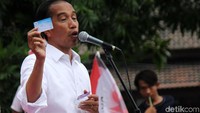 Jokowi memaparkan program-programnya dalam kampanye di Tangerang. Dia berbicara soal 3 kartu saktinya, yaitu KIP Kuliah, Kartu Pra-Kerja dan Kartu Sembako Murah. 