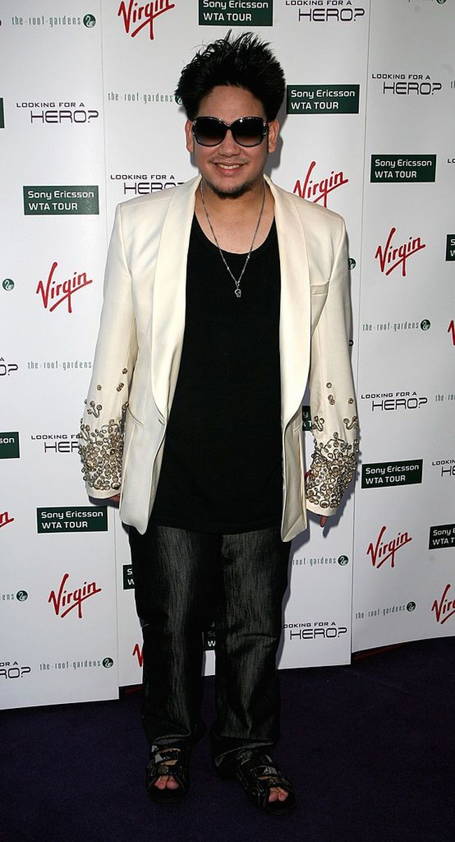 Ini penampilan Pangeran Azim di sebuah pesta yang digelar menjelang turnamen Grand Slam Wimbledon di London pada 2008 silam. Tubuhnya dibungkus kaus dan celana hitam, berikut jas putih dengan hiasan embellishment di bagian lengan. Tidak ketinggalan kacamata hitam oversized untuk melengkapi gayanya.  Foto: dok. Getty Images