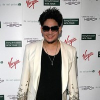 Ini penampilan Pangeran Azim di sebuah pesta yang digelar menjelang turnamen Grand Slam Wimbledon di London pada 2008 silam. Tubuhnya dibungkus kaus dan celana hitam, berikut jas putih dengan hiasan embellishment di bagian lengan. Tidak ketinggalan kacamata hitam oversized untuk melengkapi gayanya.  Foto: dok. Getty Images