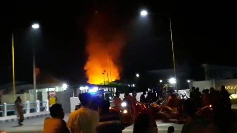 Pabrik Pakan Ternak di Pasuruan Terbakar, 4 Damkar Dikerahkan Pabrik Pakan Ternak di Pasuruan Terbakar, 4 Damkar Dikerahkan