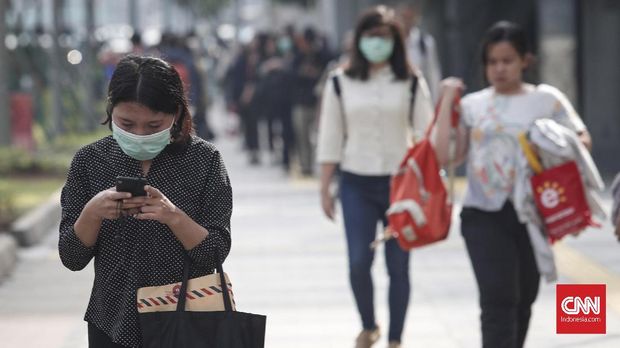 Karyawan menuju kantor saat pagi di kawasan Sudirman, Jakarta, Senin, 8 April 2019. CNNIndonesia/Safir Makki