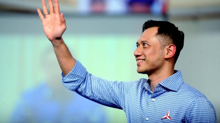 Agus Harimurti Yudhoyono (AHY) menyapa kader Partai Demokrat saat Kampanye Nasional Demokrat Town Hall Meeting se-Madura di Gedung Islamic Centre, Pamekasan, Jawa Timur, Selasa (26/3/2019). Selain melakukan Kampanye AHY juga menyempatkan bersilaturahmi dengan sejumlah tokoh Ulama Madura dan temu kader Partai Demokrat se-Madura yang dipusatkan di kabupaten tersebut. ANTARA FOTO/Saiful Bahri/hp.