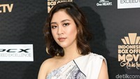 Penyanyi berusia 28 tahun itu tampil menawan dengan dress putih-biru bermotif. Noel/detikFoto