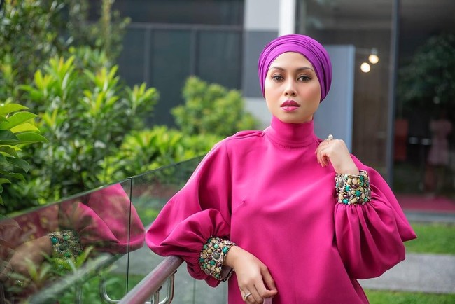 Setelah bercerai dari Sultan Brunei, Azrinaz kehilangan gelar bangsawannya. Sebelumnya dia bergelar Duli Yang Teramat Mulia Paduka Seri Pengiran Isteri. (Foto: Instagram @azrinazmazharhakim)