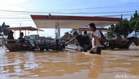 Aktivitas yang terlihat di sekitar SPBU itu hanyalah delman dan perahu yang hilir mudik melintas untuk mengantarkan warga beraktivitas.