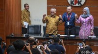 Arief dan sejumlah komisioner KPU datang di gedung KPK sekitar pukul 09.7 WIB. 