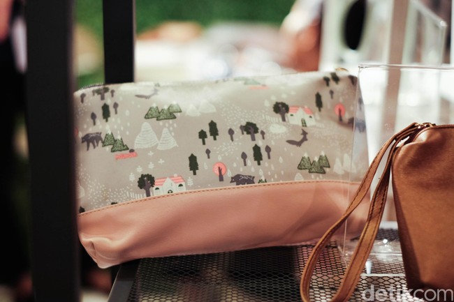 Harga yang dibandrol untuk sebuah pouch dengan desain seperti ini dimulai dari Rp 17 ribu untuk minimal 500 produk. Foto: Silmia Putri/Wolipop