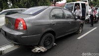 Sejumlah petugas Dinas Perhubungan (Dishub) menertibkan kendaraan yang parkir sembarangan di kawasan depan Komisi Yudisial dan bekas kantor Polres Jakarta Pusat, Jalan Kramat Raya, Jakarta, Senin (8/4/2019).