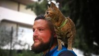Dean Nicholson seorang turis asal Skotlandia keliling dunia dengan bersepeda. Dia bepergian dengan seekor kucing. (1bike1world/Instagram)