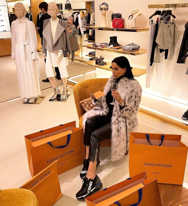 Belanja berkantong-kantong Louis Vuitton menjadi kegiatan rutinnya.  Foto: Instagram @sofiasaravda