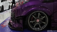Kita mainnya di kaki-kaki menggunakan air suspension, pintunya kita ubah menjadi dua pintu gullwing jadi pilar dimundurkan pintu depan dipanjangin, tak lupa menggunakan motorized, ucap Tanting sedikit menjelaskan. Foto: Ridwan/detikOto