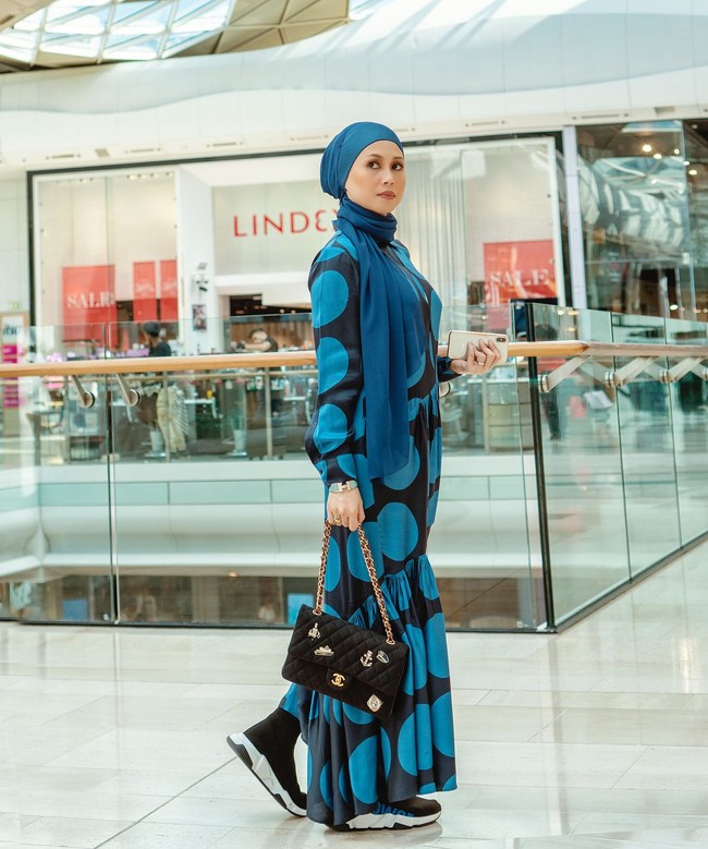 Tulisan Azrinaz Mazhar Hakim itu mendapat sambutan positif dari para followersnya di Instagram. Sejumlah pengikutnya yang berasal dari Brunei memuji wanita yang populer di Instagram dengan followers lebih dari 400 ribu itu karena ikut mendukung keputusan Sultan Brunei yang kini banyak dihujat termasuk oleh para selebriti dunia. (Foto: Instagram @azrinazmazharhakim)