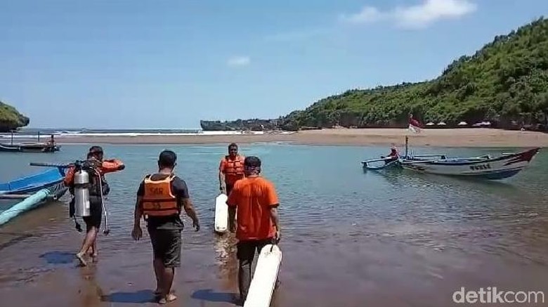 Wisatawan Asal Madiun Tewas Terseret Aliran Sungai Pantai Baron