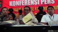 Mereka dihadirkan bersama sejumlah barang bukti dalam jumpa pers di Mapolda Metro Jaya, Senin (8/4/2019).