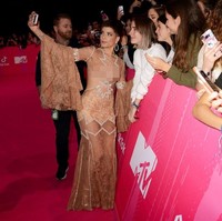 Gaun nude dengan detail cut-out yang dihiasi ukiran berlian menjadi andalan Halsey untuk MTV European Music Awards 2018. Gaun dari label Raisa & Vanessa Star bernilai US$ 4.176 atau sekitar Rp 60 juta. (Foto: Getty Images)