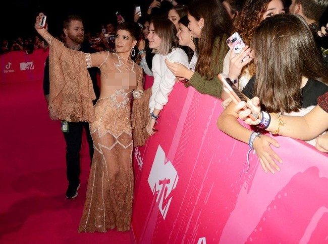 Gaun nude dengan detail cut-out yang dihiasi ukiran berlian menjadi andalan Halsey untuk MTV European Music Awards 2018. Gaun dari label Raisa & Vanessa Star bernilai US$ 4.176 atau sekitar Rp 60 juta. (Foto: Getty Images)
