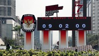 Layar tersebut langsung menjadi daya tarik para pengendara yang melintas.