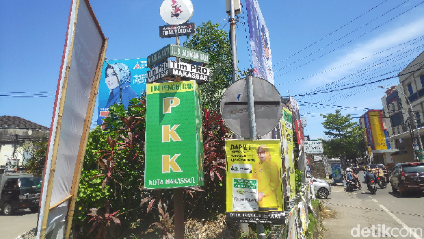 Spanduk Pemilu di taman Makassar, Sulsel, Senin (8/4/2019)