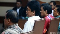 Terdakwa kasus suap DPRD Sumut (kiri-kanan)  Analisman Zalukhu, Sopa Siburian, Mustofawiyah dan Arifin Nainggolan mengikuti sidang pembacaan putusan di pengadilan Tipikor, Jakarta, Senin (8/4/2019).