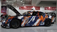 Pria asal Samarinda yang berasal dari komunitas Connection bernama Rahman bercerita ingin memiliki mobil harian sekaligus cocok untuk dipakai ngepot saat memenuhi hasrat hobinya. Kemudian ia jatuh hati dengan Nissan Silvia S15 lansiran 2002 ini. Foto: Ridwan Arifin