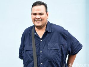Sembuh dari Stroke, Fahmi Bo Kini Bantu Istri Jualan Snack