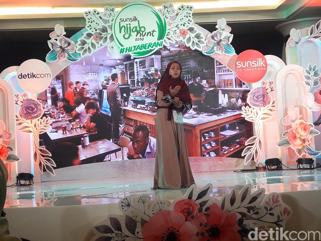 Sintya Nurohmah mencuri perhatian dengan tausiah yang dibawakannya di Sunsilk Hijab Hunt 2019 Bandung. Penceramah berusia 16 tahun ini mengangkat topik tak biasa, yakni kisah gula dan kopi yang diimplementasikan ke dalam ceramah mengandung pesan-pesan moral nan inspiratif. Foto: Hestianingsih/Wolipop
