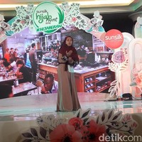 Sintya Nurohmah mencuri perhatian dengan tausiah yang dibawakannya di Sunsilk Hijab Hunt 2019 Bandung. Penceramah berusia 16 tahun ini mengangkat topik tak biasa, yakni kisah gula dan kopi yang diimplementasikan ke dalam ceramah mengandung pesan-pesan moral nan inspiratif. Foto: Hestianingsih/Wolipop