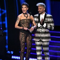 Ketika menjadi presenter di panggung Latin Grammy Awards 2018, Halsey tampil seksi dalam balutan jumpsuit hitam transparan. (Foto: Getty Images)