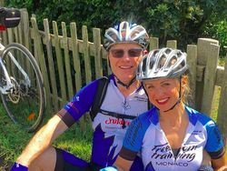 Gaya Mewah Bos Ponsel Berduit Rp 34 Triliun dan Pacar Cantiknya