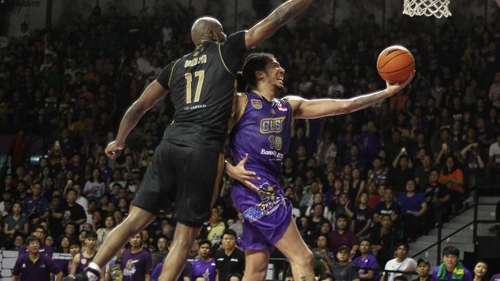 Maxie Esho saat beraksi dengan CLS Knights Indonesia. (Foto: ANTARA FOTO/Moch Asim) Maxie Esho saat beraksi dengan CLS Knights Indonesia. (Foto: ANTARA FOTO/Moch Asim)