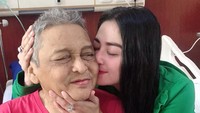 Dewi Perssik setia menemani sang ayah saat menjalani perawatan di rumah sakit. Foto: Instagram @dewiperssikreal