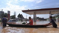 Dari informasi yang dihimpun, banjir juga menggenangi Jalan Raya Dangdeur Rancaekek, Jalan Raya Cidawolong Majalaya, Jalan Raya Kamasan Banjaran dan Jalan Raya Sapan Tegalluar.