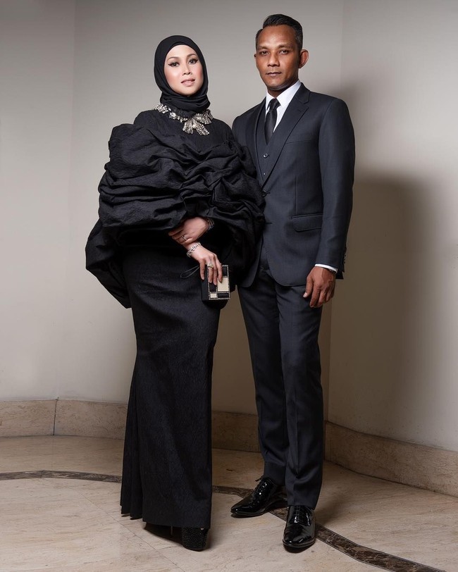 Azrinaz Mazhar Hakim sendiri kini sudah menikah lagi setelah bercerai dari Sultan Brunei. Pernikahan dengan pria bernama Fairos Khan Abdul Hamid digelar pada 1 Mei 2018. Sebelumnya Azrinaz sempat digosipkan bertunangan dengan pengusaha Malaysia Wak Doyok. (Foto: Instagram @azrinazmazharhakim)