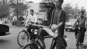 Banyak warga melakukan apa saja untuk hidup pada saat itu. Ini foto pengantar makanan memakai sepeda di jalanan Tokyo tahun 1950. Foto: Getty Images