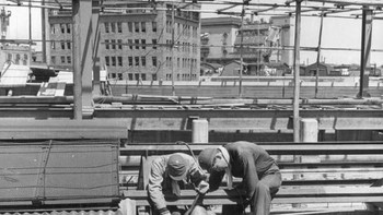 Di foto tahun 1950 ini, tampak Tokyo mulai giat membangun. Pekerja membangun rel kereta api di stasiun Shinigawa, Tokyo. Foto: Getty Images
