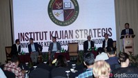 Wakil Ketua Umum Partai Gerindra, Sugiono (kedua kanan) bersama TIM Badan Pemenangan Nasional (BPN), Aryo Djojohadikusumo, Budi Djiwandono, Thomas Djiwandono dan Dirgayuza  Setiawan menggelar konferensi pers terkait hasil survei internal Prabowo-Sandi di Jakarta, Senin (8/4/2019).