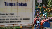Selain itu, di sejumlah sudut area RPTRA Kebon Pala Berseri juga dihiasi dengan himbauan untuk hidup bersih dan sehat, salah satunya adalah himbauan untuk tidak merokok.