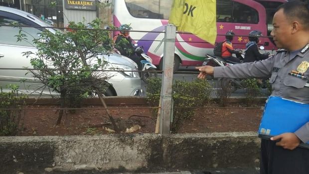 Pagar kawat sling baja di Jalan Margoda Depok.