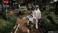 RPTRA Kebon Pala Berseri juga terkenal dengan taman lalu lintasnya yang berisi beragam papan-papan penanda lalu lintas yang menarik untuk anak-anak.