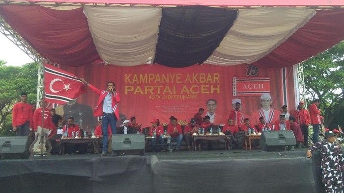 Kampanye Partai Aceh di Lapangan Hiraq, Kota Lhokseumawe diwarnai berkibarnya Bendera Bulan Bintang (Datuk Haris-detikcom).