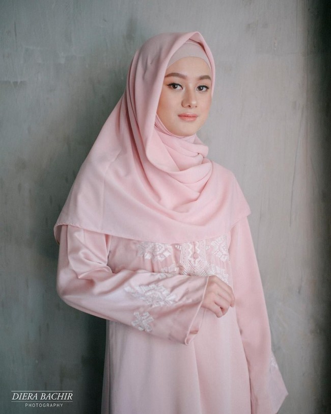 Dinda juga pernah melakukan photoshoot bersama fotografer populer Diera Bachir. Diera kerap mengabadikan potret para selebriti berhijab yang menjadi teman-teman dekatnya. Foto: Instagram