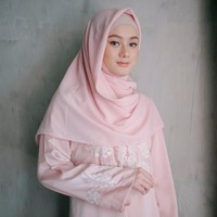 Dinda juga pernah melakukan photoshoot bersama fotografer populer Diera Bachir. Diera kerap mengabadikan potret para selebriti berhijab yang menjadi teman-teman dekatnya. Foto: Instagram