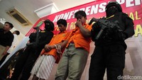 Dua pelaku yang dibekuk adalah ASA (19) alias A yang berperan sebagai driver taksi  online, dengan menggunakan akun saudaranya. Serta, GF (24) alias G, yang berperan mencekik korban dari belakang dan menodongkan pisau serta mengambil barang milik korban.