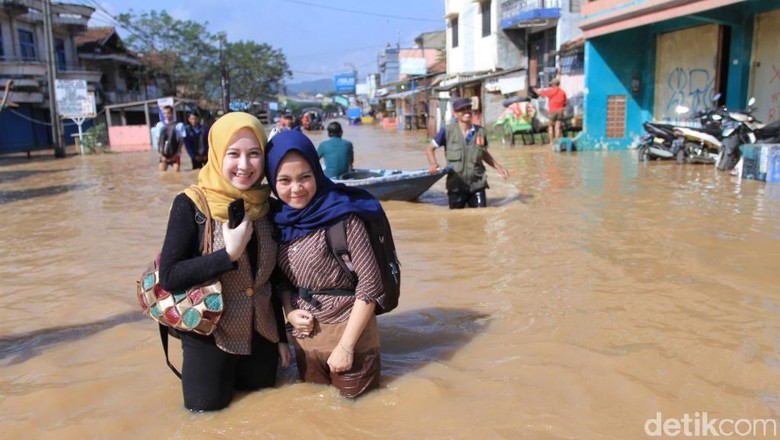 Jalan Kaki Terobos Banjir, Neng Geulis Ini Curi Perhatian Warga Jalan Kaki Terobos Banjir, Neng Geulis Ini Curi Perhatian Warga