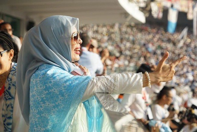 Istri Sandiaga Uno ini juga tidak melewatkan aksesori. Ia memakai gelang mutiara, cincin, dan jam tangan juga bros burung garuda berwarna merah yang merupakan salah satu aksesori kampanye Prabowo-Sandi. Foto: Instagram @nurasiauno